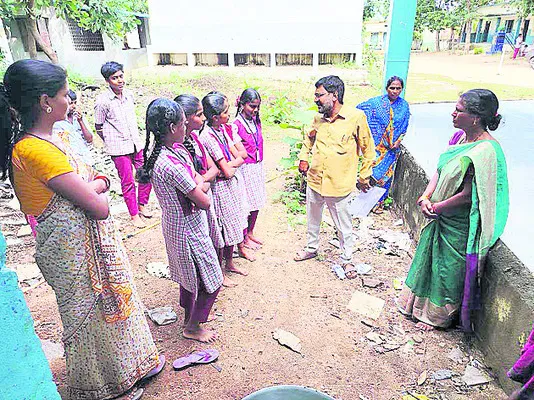 నిలిచిన మధ్యాహ్న భోజనం