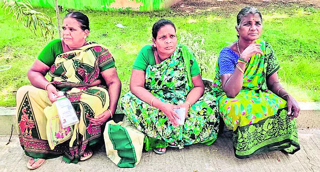 పింఛన్‌ కోసం పడిగాపులు