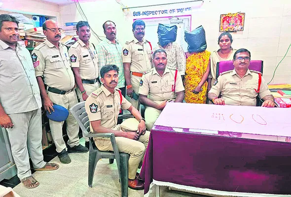 హత్యకేసులో నిందితుల అరెస్టు 