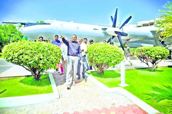 పార్కులు ఆకర్షణీయంగా తీర్చిదిద్దాలి 