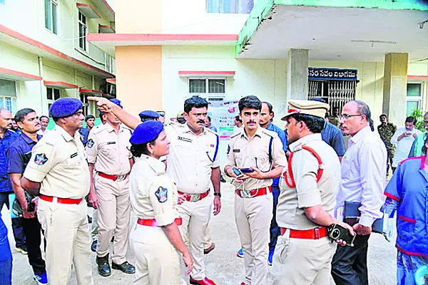 కాశీబుగ్గలో జిల్లా పోలీసుల సహాయక చర్యలు 