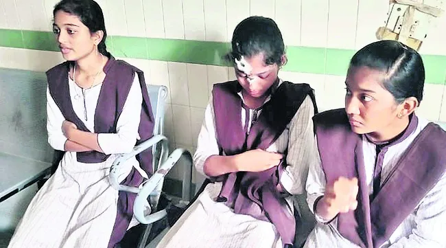 అదుపు తప్పి ఆటో బోల్తా