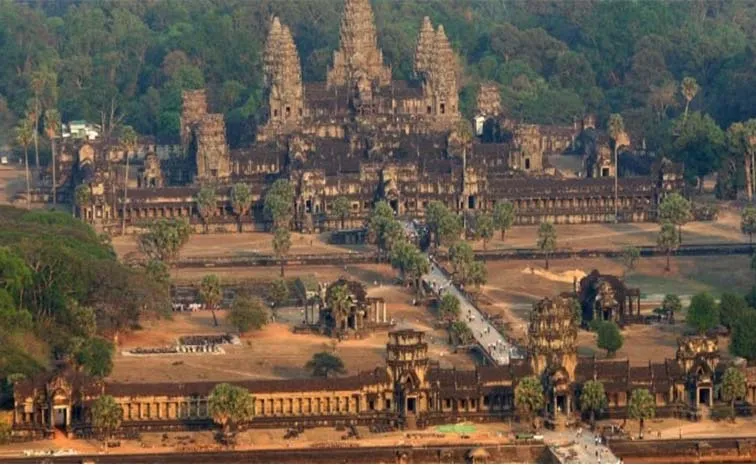 Angkor Wat the largest temple In Cambodia And 8th Wonder of The World