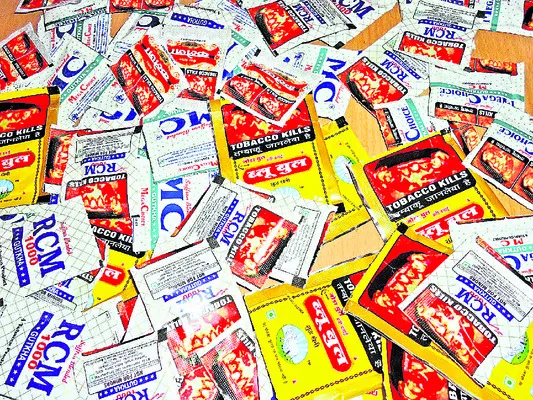 కళ్ల ముందే దందా..