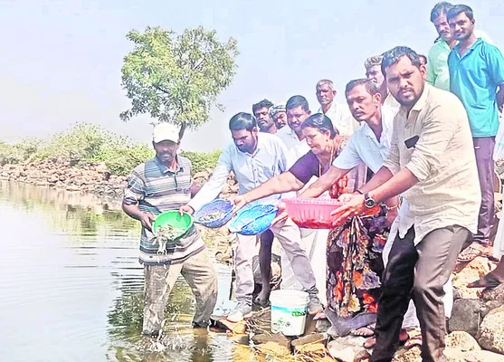 మత్స్యకారుల ఉపాధికి తోడ్పాటు 