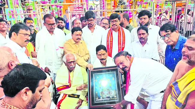 సుబ్రహ్మణ్యుని సేవలో ప్రముఖులు 