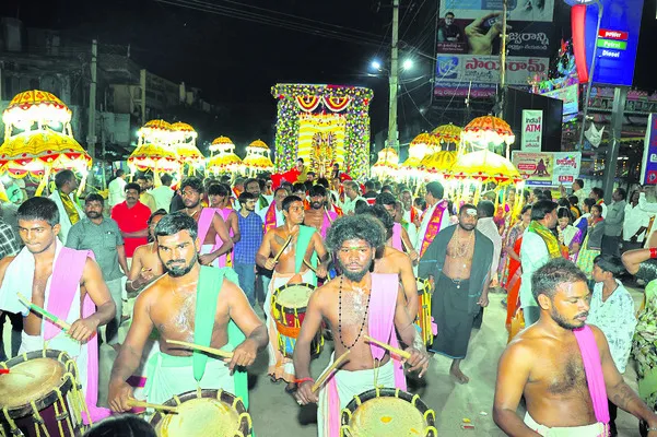 వైభవంగా గ్రామోత్సవం
