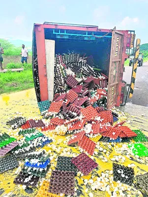 కోడిగుడ్ల వ్యాన్‌ బోల్తా 