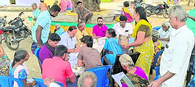 బీఎల్‌ఓలకు దరఖాస్తుల అందజేత 