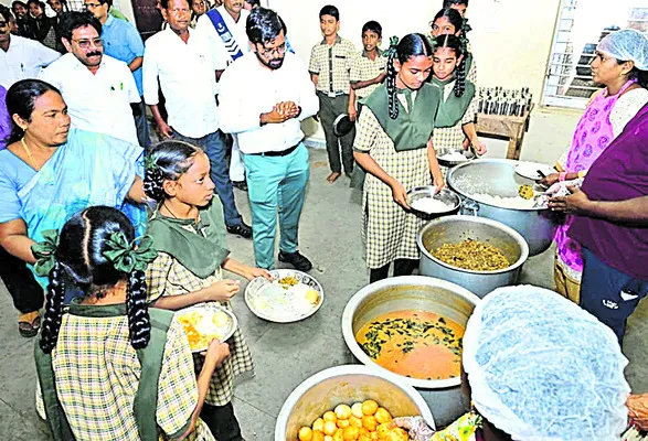 విద్యార్థి దశ నుంచి పుస్తక పఠనం అవసరం 