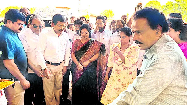 పత్తి కొనుగోలు కేంద్రం ప్రారంభం 