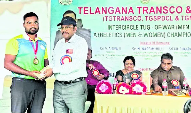 సబ్‌ ఇంజనీర్‌కు గోల్డ్‌మెడల్‌
