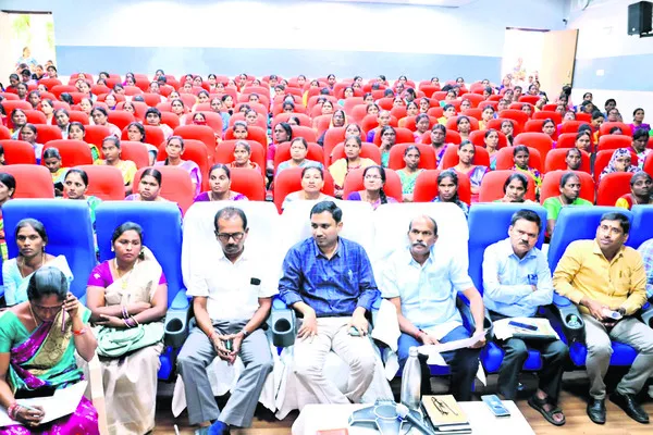 చీరలు సకాలంలో పంపిణీ చేయాలి