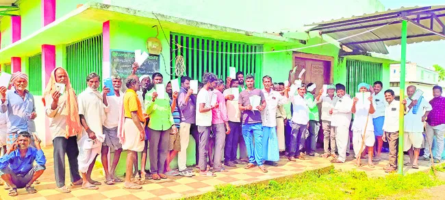 యూరియా కోసం రైతుల బారులు