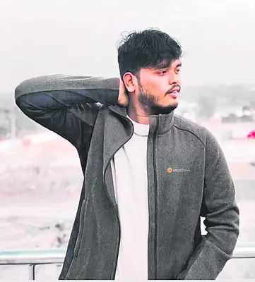 రోడ్డు ప్రమాదంలో  ఇంజినీరింగ్‌ విద్యార్థి మృతి 