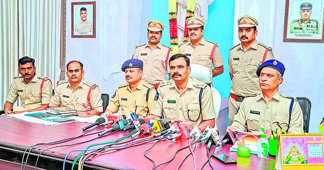 సైబర్‌ మోసగాళ్ల ముఠా అరెస్ట్‌