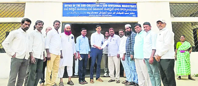 ప్రభుత్వ భూములను కాపాడండి 