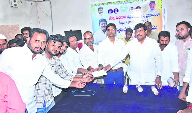 క్షతగాత్రులకు చెక్కుల అందజేత 