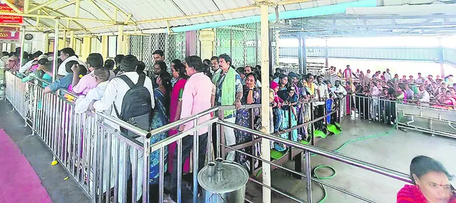 రత్నగిరిపై భక్తుల రద్దీ 