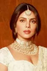 Is Priyanka Chopra Hired Fans? Hollywood Actress Bella Thorne Refuses11