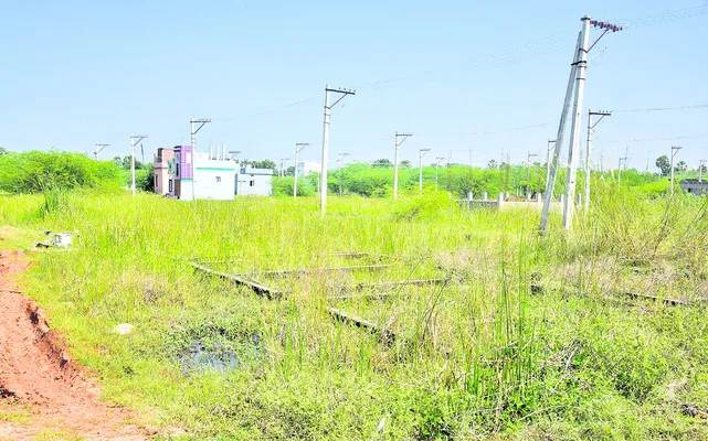 స్థలం లేదు.. ఇల్లూ లేదు 