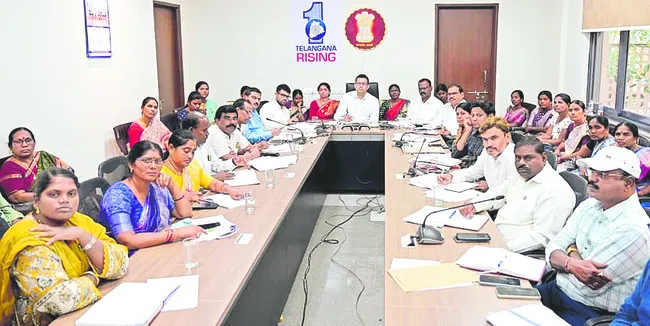 చీరల పంపిణీ పండుగలా నిర్వహిద్దాం 