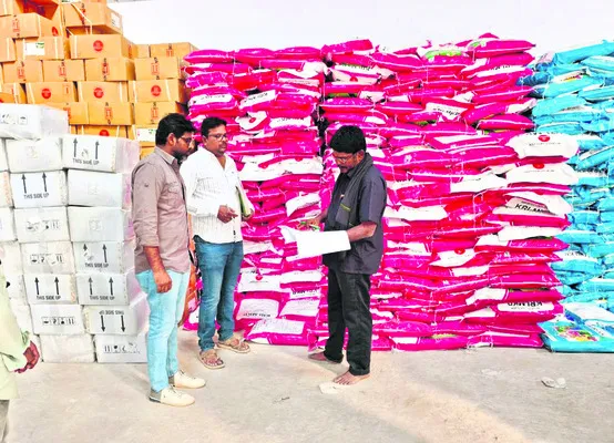ఎరువుల దుకాణాల్లో తనిఖీలు 