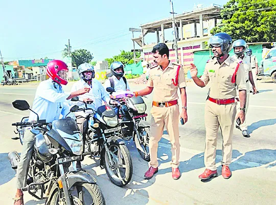 హెల్మెట్‌ ధరించిన వారికి స్వీట్లు 