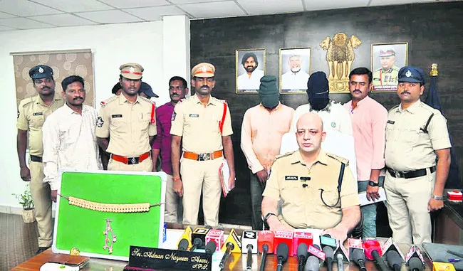 బంగారం చోరీ కేసులో ఇద్దరి అరెస్ట్‌ 