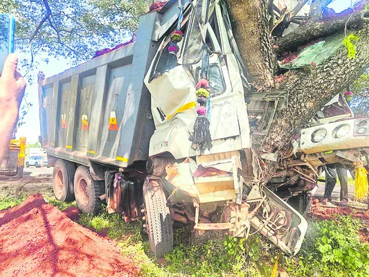 మర్రి చెట్టును ఢీకొట్టిన టిప్పర్‌ 