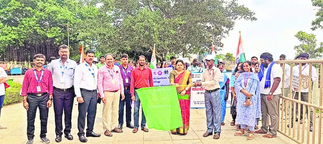 టీచర్లు హింసిస్తున్నారంటూ విద్యార్థిని ఆత్మహత్య 
