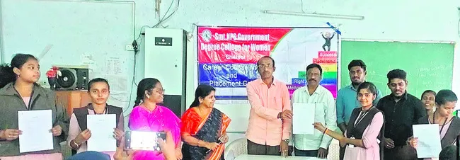 మాజీ సీఎం  ఫొటో ధ్వంసంపై ఫిర్యాదు 
