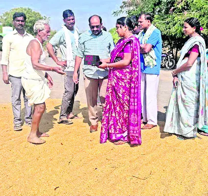 ధాన్యం కొనుగోలు కేంద్రం పరిశీలన