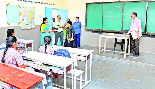 అర్థమయ్యేలా పాఠాలు బోధించండి