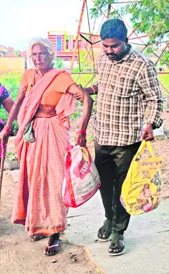 వృద్ధురాలిని చేరదీసిన అనాథాశ్రమం