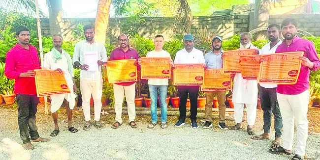 విద్యాసంస్థలను తరలించొద్దు 