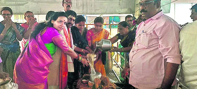 సాగర తీరాన ఆధ్యాత్మిక సందడి