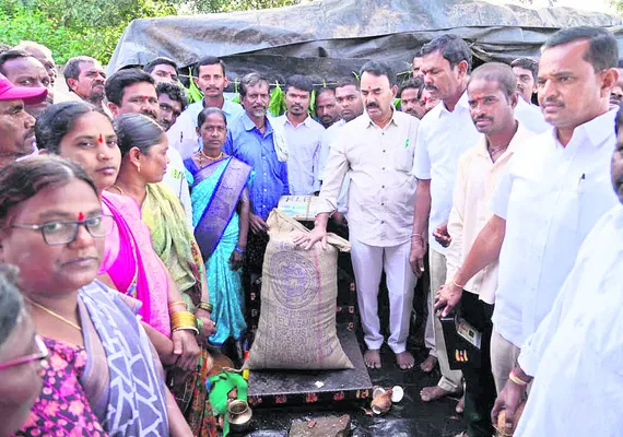 తేమ పేరుతో రైతులను ఇబ్బంది పెట్టొద్దు 