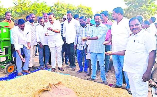 రైతుల గోడు ప్రభుత్వానికి పట్టదా..?