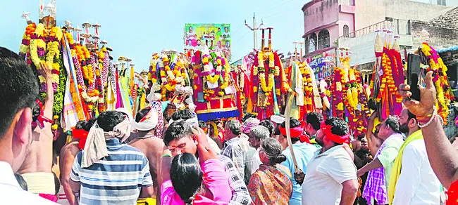రణక్షేత్రంలో కొలువుదీరిన అలనాటి ఆయుధాలు