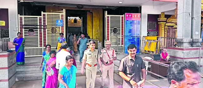 శ్రీ మఠంలో జిల్లా ఎస్పీ 