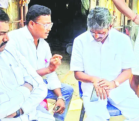 న్యాయవాది ఇంటిపై  టీడీపీ నేతల దౌర్జన్యం
