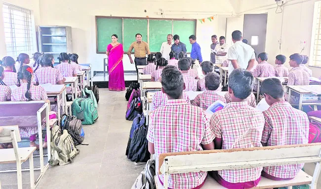 విద్యార్థుల భద్రతకు ప్రాధాన్యత ఇవ్వాలి 