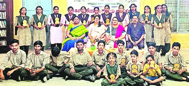 విద్యార్థులు గ్రంథాలయాన్ని సందర్శించాలి 