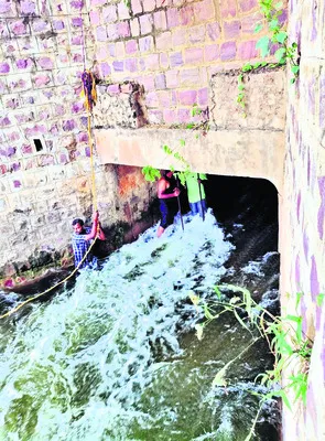 మొరాయించిన  సుబ్బరాయసాగర్‌ షట్టర్లు 