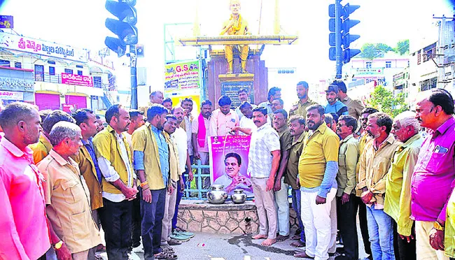 ఆటో డ్రైవర్ల బతుకులు ఆగం చేసిండ్రు