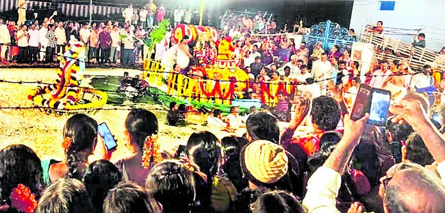 ఘనంగా కాశీ విశ్వేశ్వరస్వామి తెప్పోత్సవం 