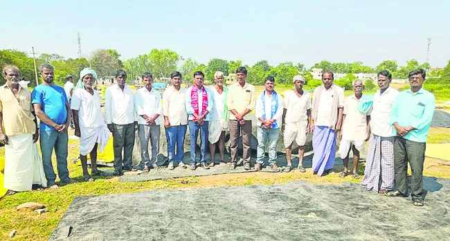 కొనుగోళ్లు లేక నష్టపోతున్న రైతులు 
