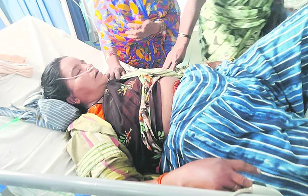 మహిళా కూలీకి పాముకాటు 