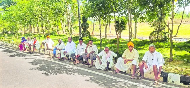 వీడని నిషేధం